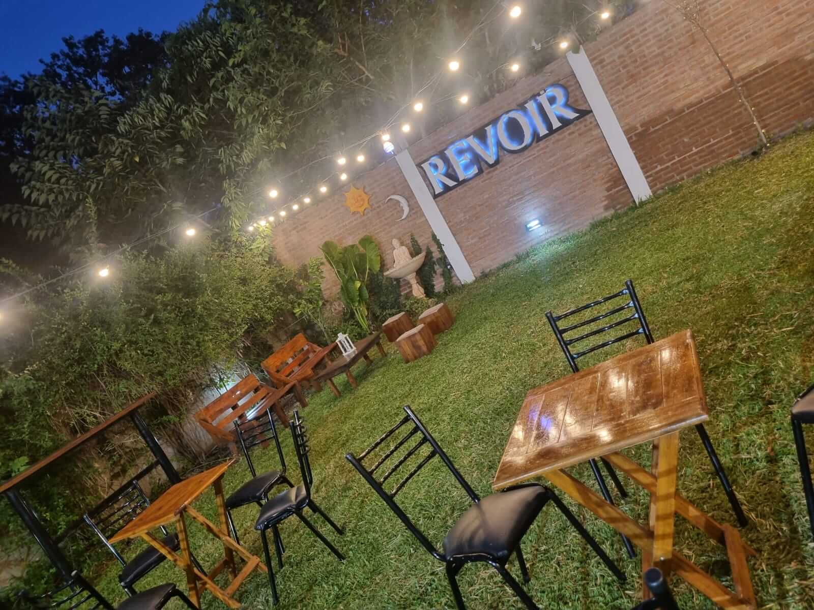 Jardín iluminado de noche