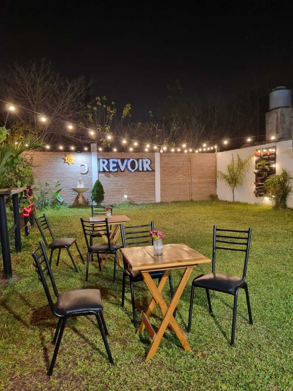 Mesas estilo bar en el jardín