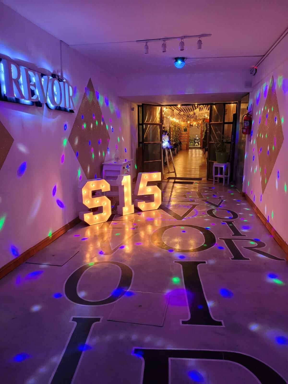 Salón iluminado en fiesta de 15