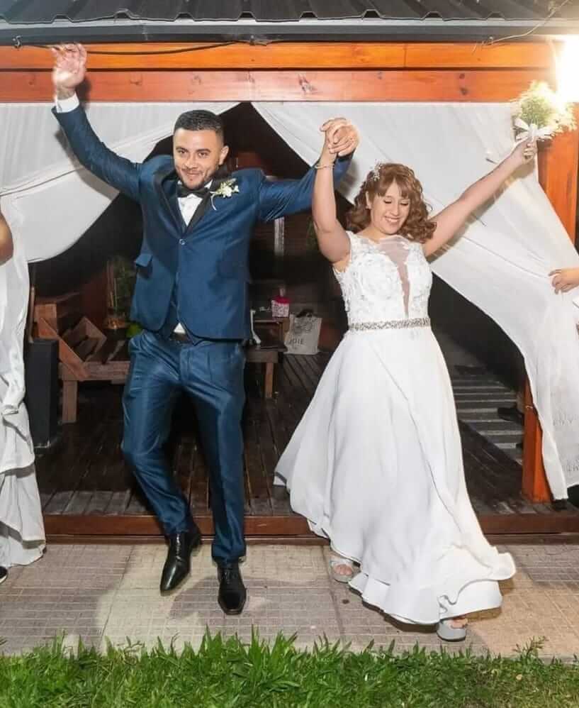 Novios saliendo al jardín